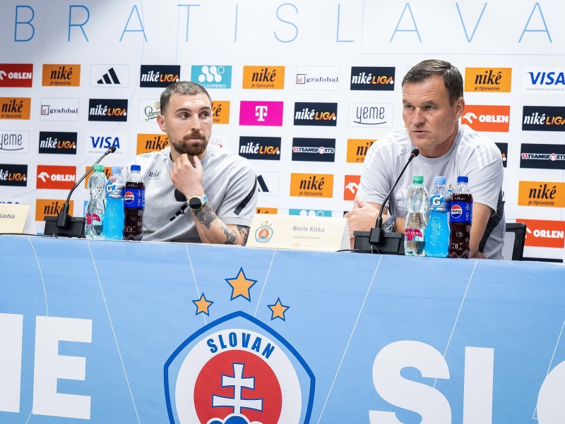 Na snímke asistent trénera ŠK Slovan Bratislava Boris Kitka (vpravo) a futbalista ŠK Slovan Bratislava Guram Kašia počas tlačovej konferencie pred odvetným zápasom 3. predkola Ligy majstrov