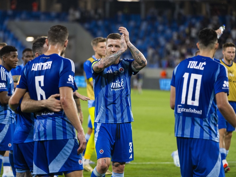 Oslavujúci hráči ŠK Slovan Bratislava po víťazstve v predkole Ligy majstrov