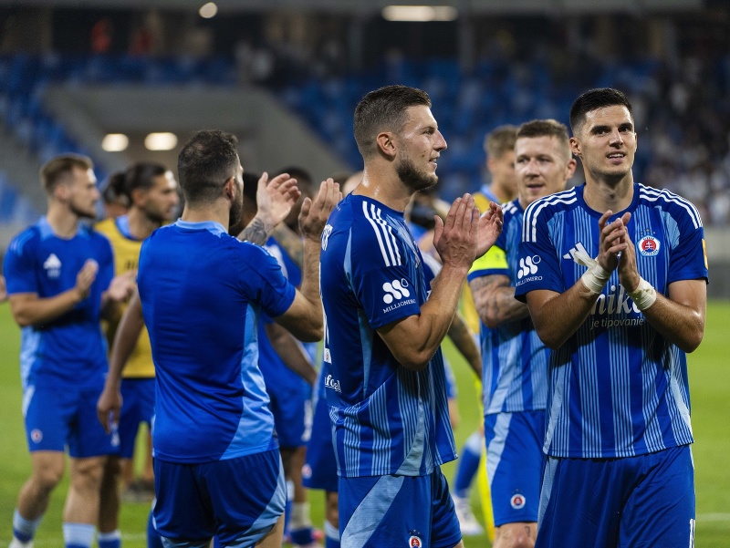 Oslavujúci hráči ŠK Slovan Bratislava po víťazstve v predkole Ligy majstrov