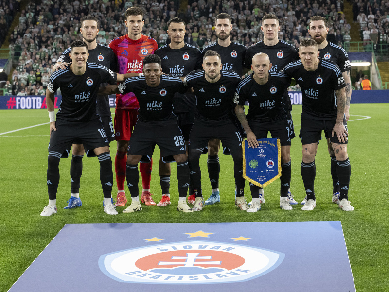 Na snímke futbalisti základnej jedenástky ŠK Slovan Bratislava pózujú pred zápasom 1. kola ligovej fázy Ligy majstrov Celtic Glasgow - ŠK Slovan Bratislava
