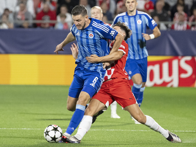 Na snímke Kevin Wimmer (vľavo) z ŠK Slovan Bratislava a Alejandro Frances (uprostred) z Girony
