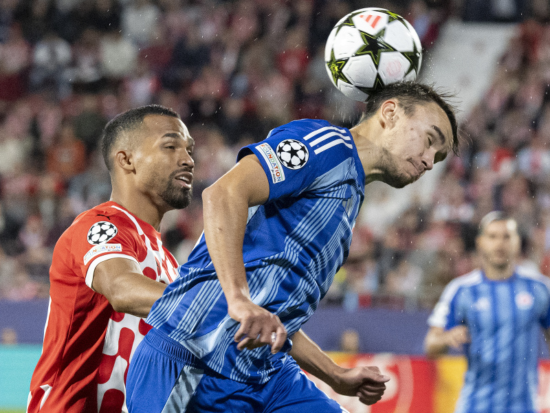 Na snímke Dávid Strelec (uprostred) z ŠK Slovan Bratislava a Yangel Herrera (vľavo) z Girony