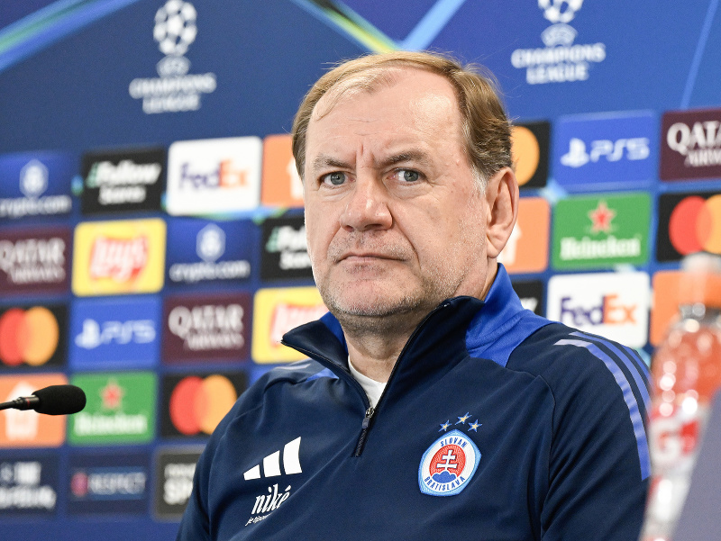 Na snímke tréner ŠK Slovan Bratislava Vladimír Weiss st. počas tlačovej konferencie pred zápasom Ligy majstrov