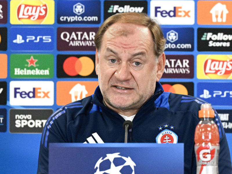 Na snímke tréner ŠK Slovan Bratislava Vladimír Weiss st. počas tlačovej konferencie pred zápasom Ligy majstrov