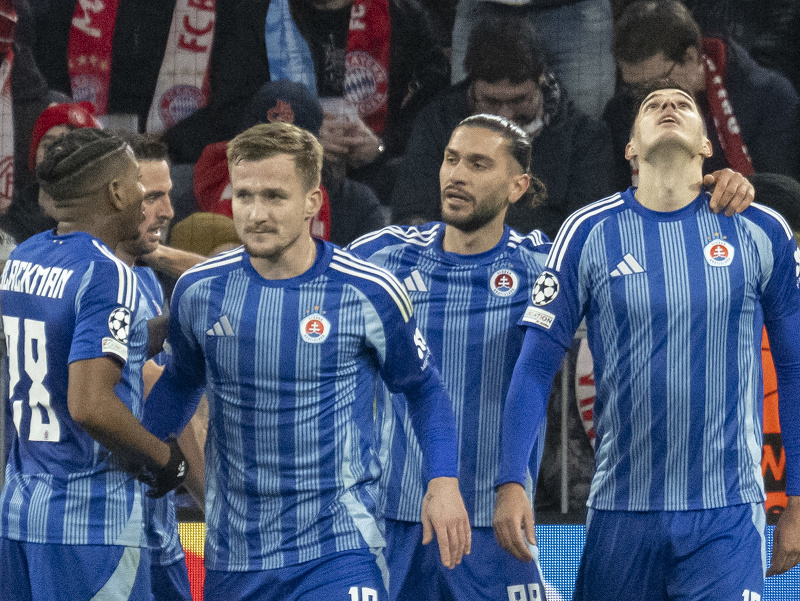Na snímke hráči Slovana sprava Marko Tolič, Kyriakos Savvidis, Jurij Medveděv a César Blackman sa tešia z gólu, ktorý strelil Tolič počas zápasu záverečného 8. kola ligovej fázy Ligy majstrov