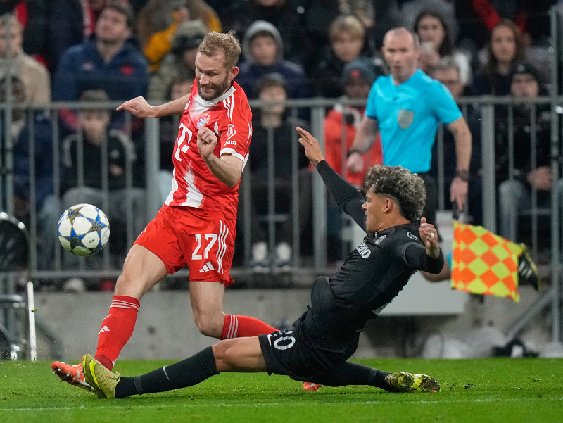 Konrad Laimer z Bayernu bojuje o loptu s Maximilianom Araujom zo Sportingu