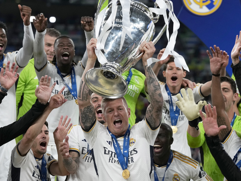 Toni Kroos s trofejou