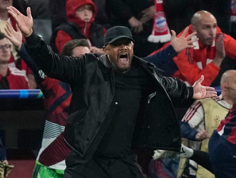 Tréner Bayernu Vincent Kompany reaguje