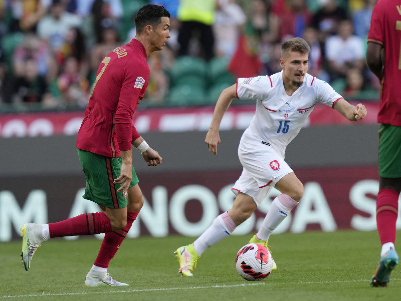 Portugalský hráč Cristiano Ronaldo(vľavo) bojuje o loptu s Čechom Michalom Sadilkom vo futbalovom zápase 3. kola Ligy národov  Portugalsko - Česko v Lisabone 9. júna 
