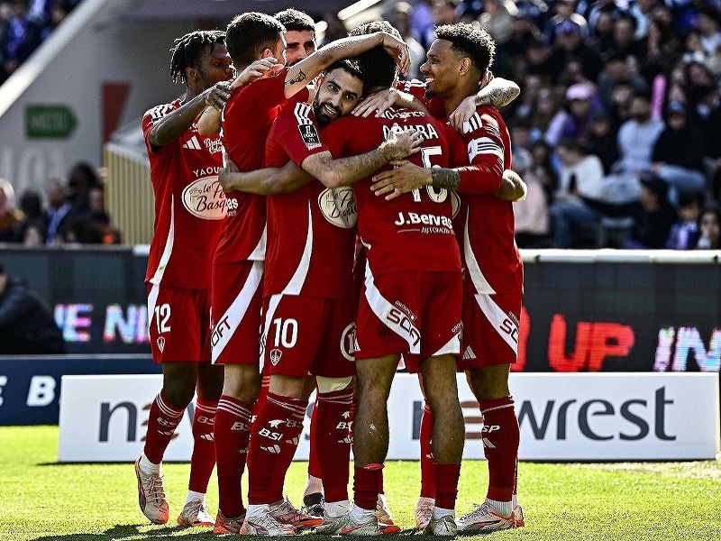 Hráči Stade Brest oslavujú gól