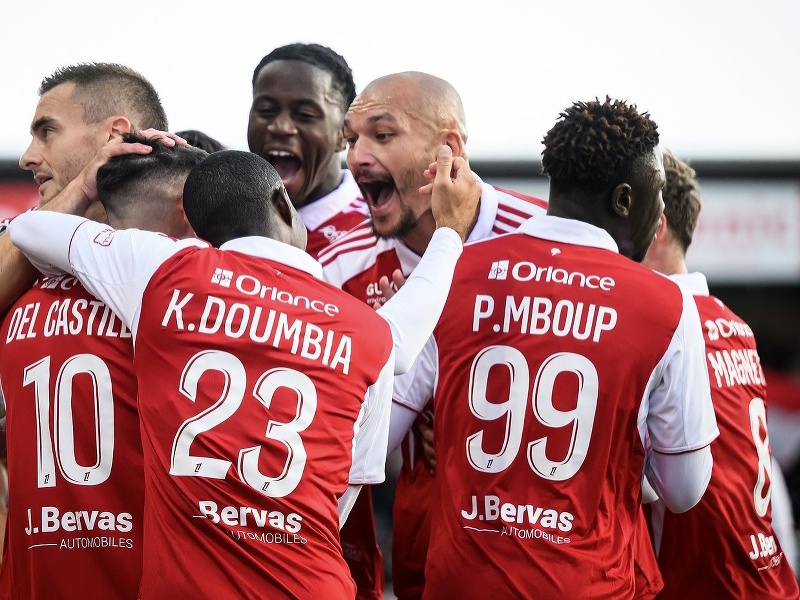 Hráči Stade Brestois 29 oslavujú gól