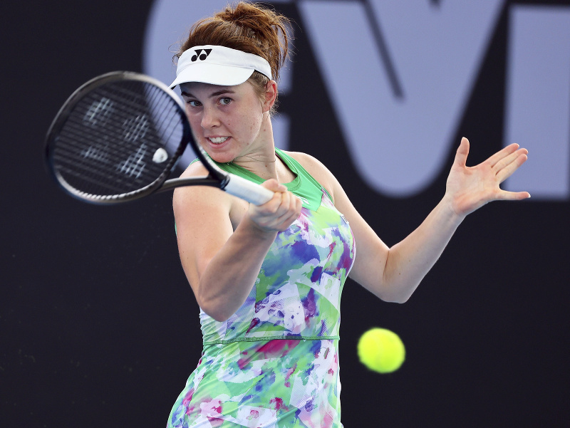 Česká tenistka Linda Nosková odvracia loptičku proti Ruske Mirre Andrejevovej vo štvrťfinále tenisového turnaja WTA v Brisbane