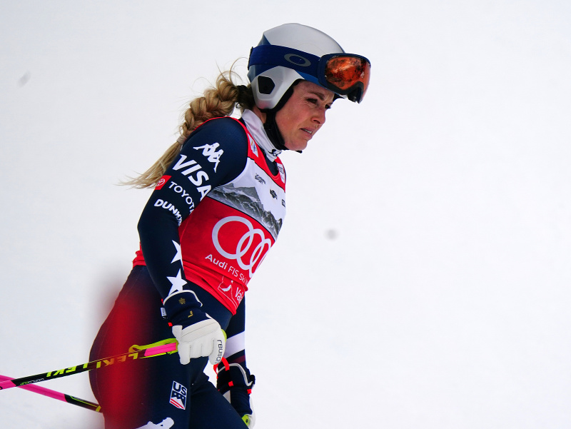 Americká lyžiarka Lindsey Vonnová po páde počas zjazdu žien na SP v alpskom lyžovaní vo švajčiarskom lyžiarskom stredisku Crans-Montana 