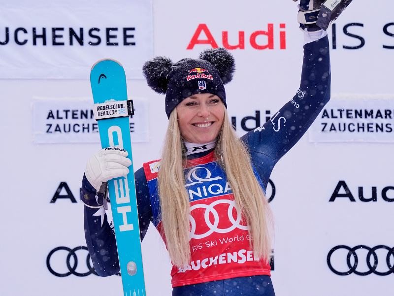 Američanka Lindsey Vonnová sa teší na pódiu po triumfe v zjazde Svetového pohára alpských lyžiarok 