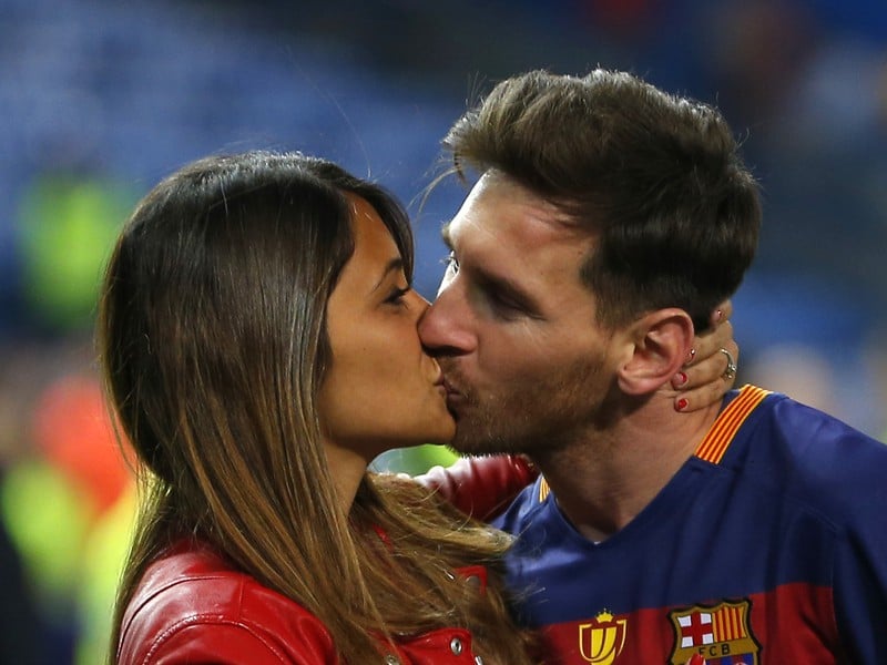 Lionel Messi bozkáva svoju partnerku Antonellu