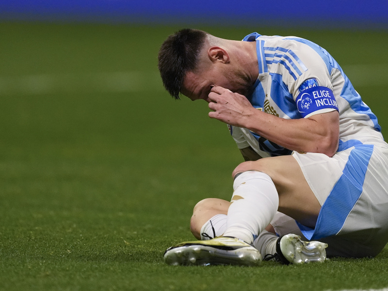 Na trávniku sediaci Lionel Messi