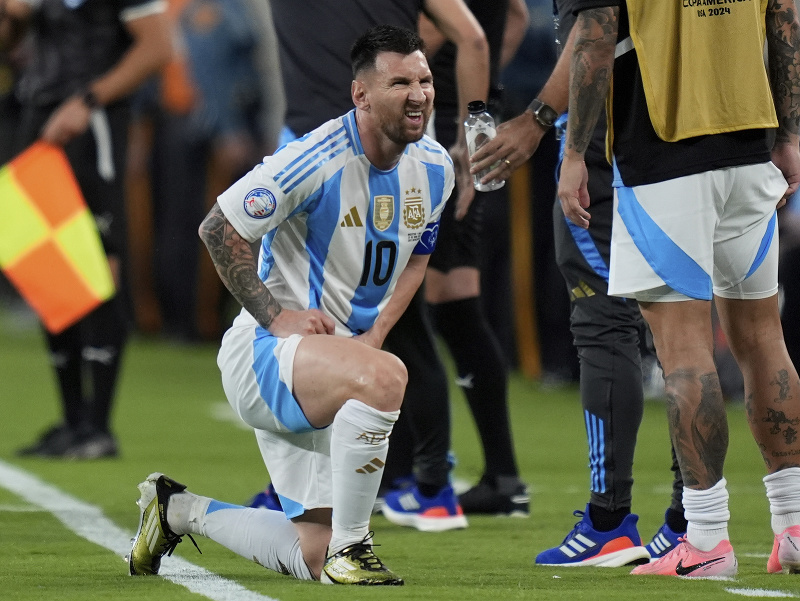 Argentínsky futbalista Lionel Messi v zápase A-skupiny Čile - Argentína na 48. ročníku juhoamerického šampionátu Copa America v americkom East Rutherforde