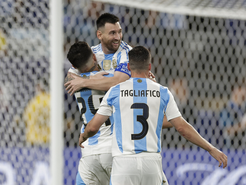 Lionel Messi oslavuje gól so spoluhráčmi