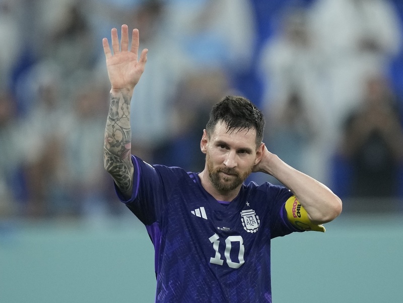 Argentínsky futbalista Lionel Messi máva divákom