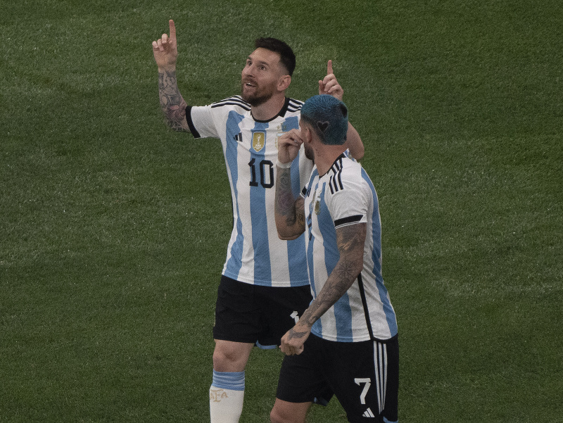 Lionel Messi oslavuje gól do siete Austrálie