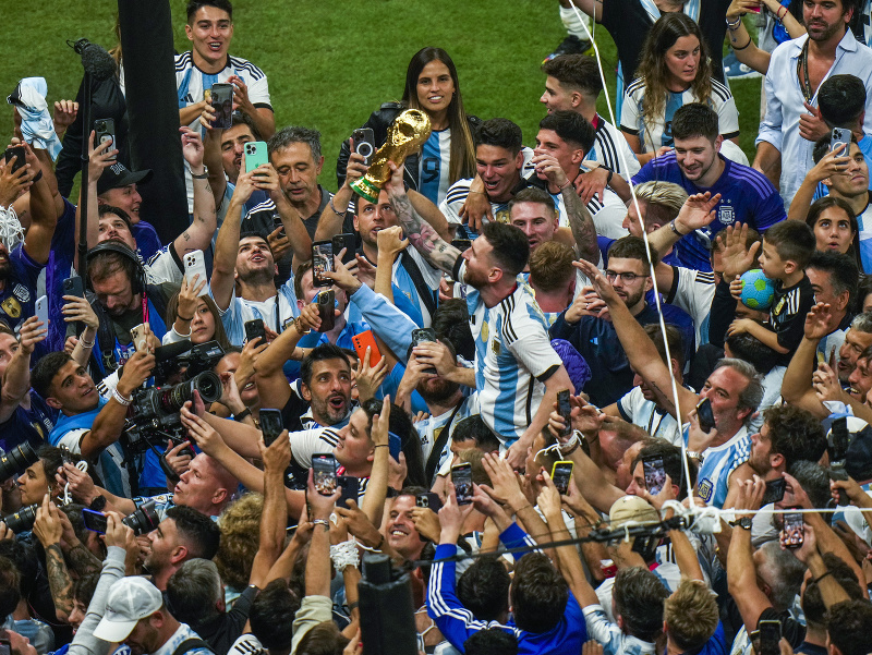 Lionel Messi oslavuje s trofejou pre víťaza MS vo futbale