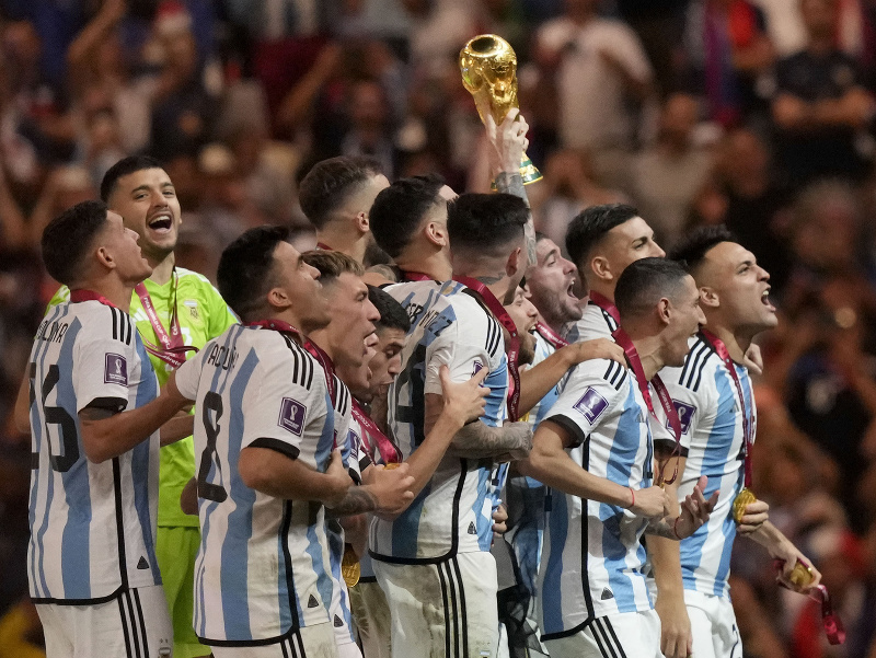 Futbalisti Argentíny s najcennejšou trofejou