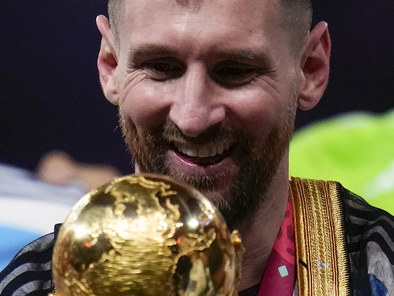 Lionel Messi s trofejou pre futbalových majstrov sveta