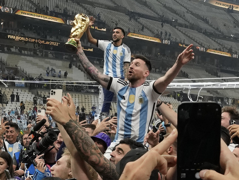 Lionel Messi s trofejou pre majstra sveta
