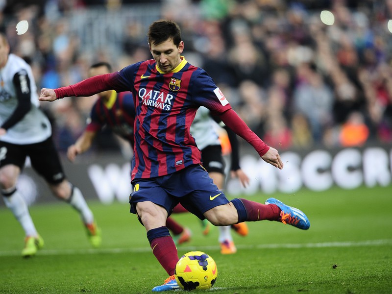 Lionel Messi premieňa pokutový kop
