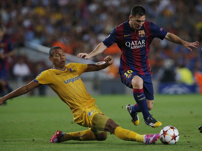 Lionel Messi a Da Cruz Junior v súboji o loptu