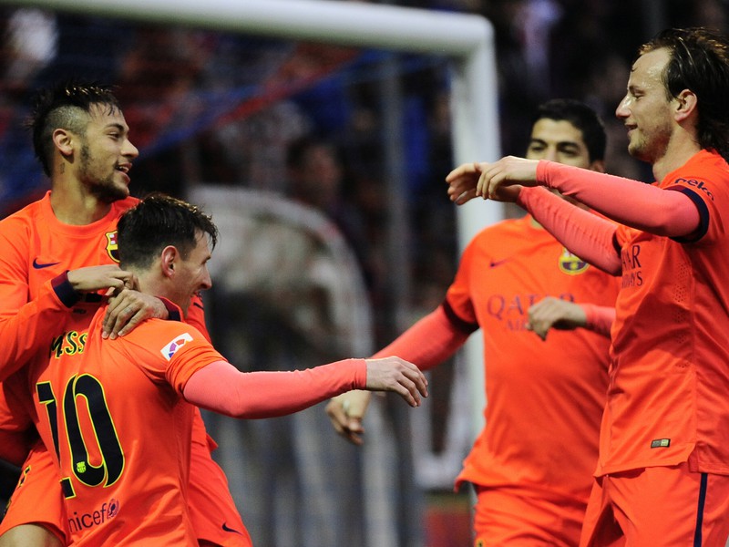 Lionel Messi (10) so spoluhráčmi oslavuje gól Barcelony
