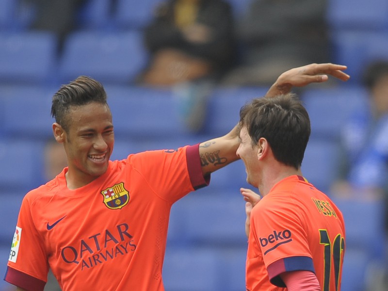 Lionel Messi (vpravo) a Neymar oslavujú gól Barcelony