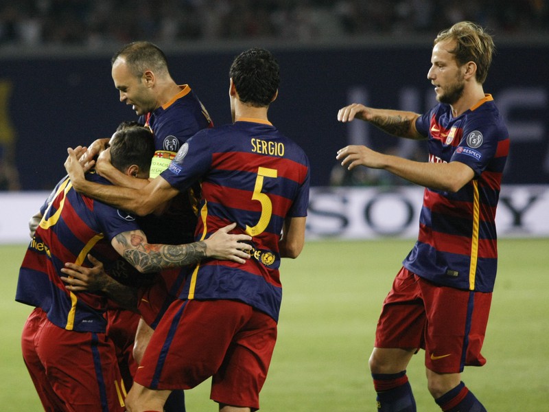 Lionel Messi so spoluhráčmi oslavuje svoj gól