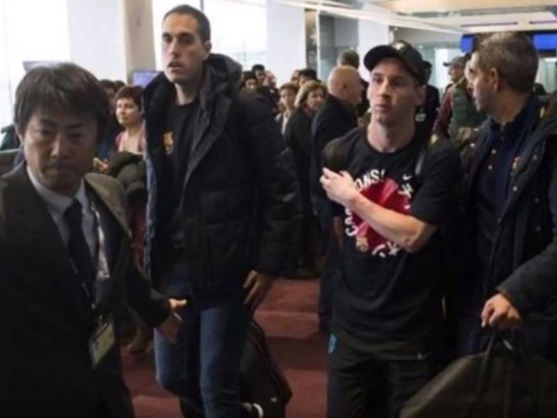 Messi zažil nepríjemný incident na letisku v Tokiu