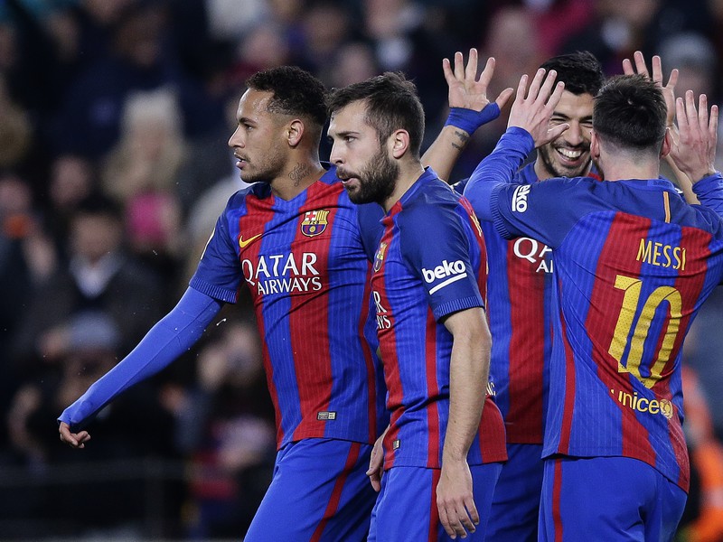 Luis Suárez, Lionel Messi, Jordi Alba a Neymar oslavujú gól Barcelony