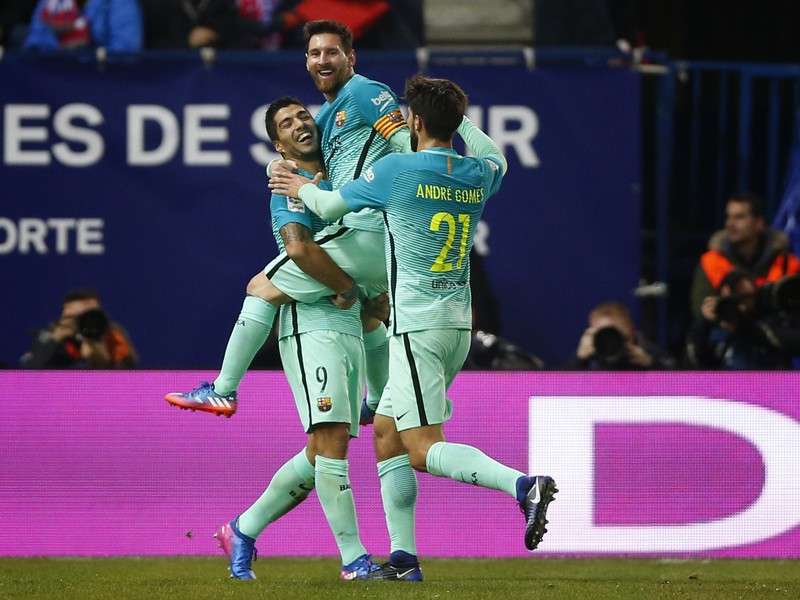 Lionel Messi so spoluhráčmi oslavuje strelený gól