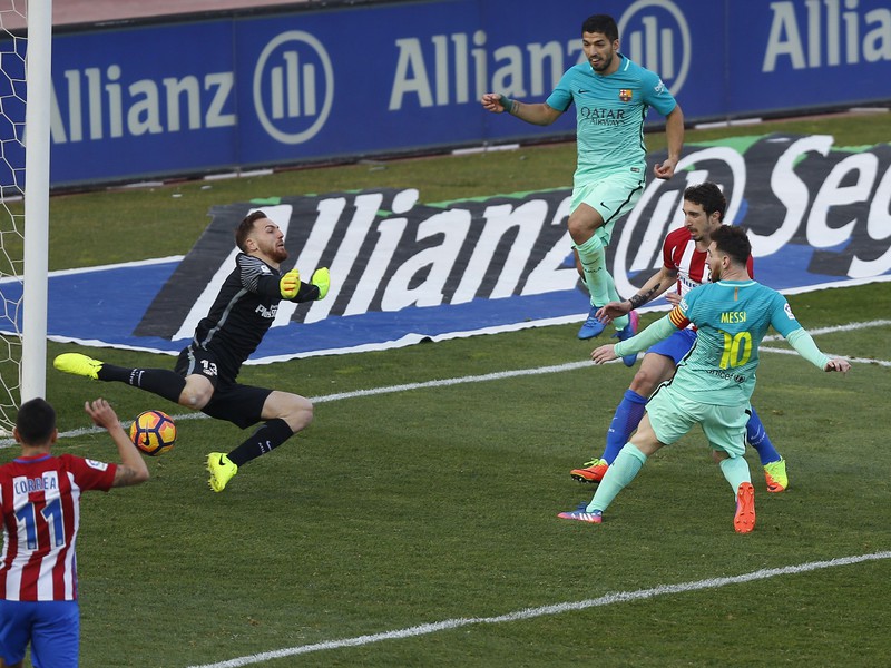 Lionel Messi strieľa víťazný gól Barcelony