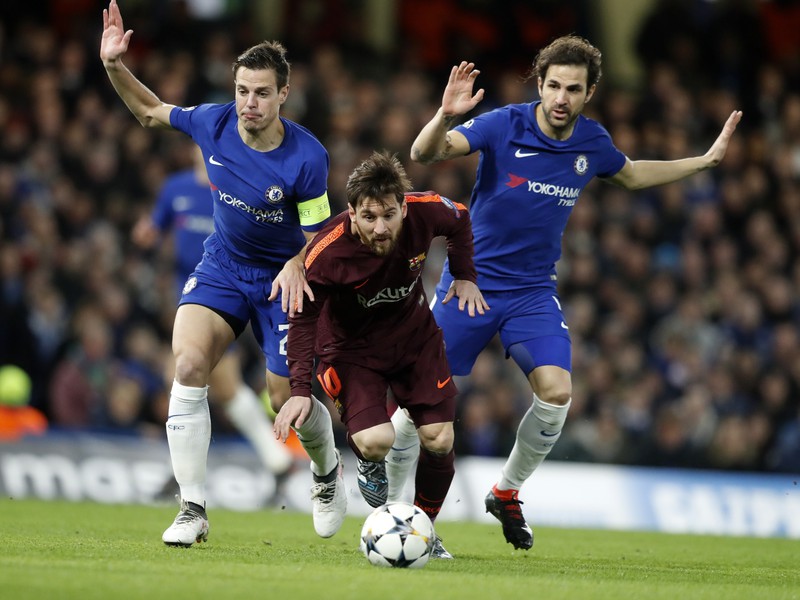 Lionel Messi v súboji o loptu 