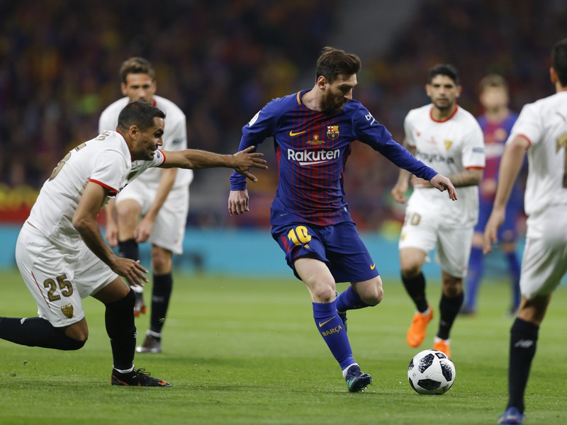 Lionel Messi a Gabriel Mercado v súboji o loptu