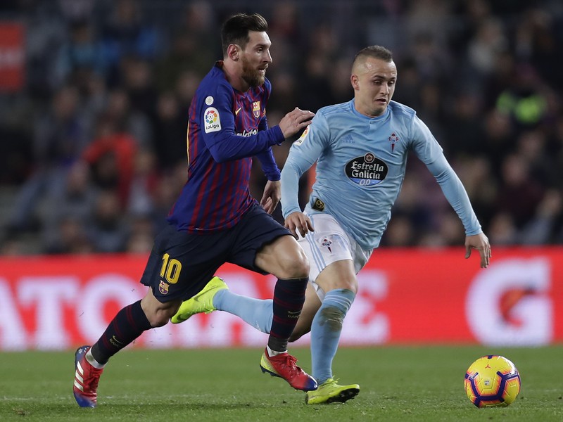 Lionel Messi a Stanislav Lobotka v súboji o loptu