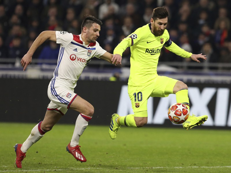 Leo Dubois a Lionel Messi v súboji 