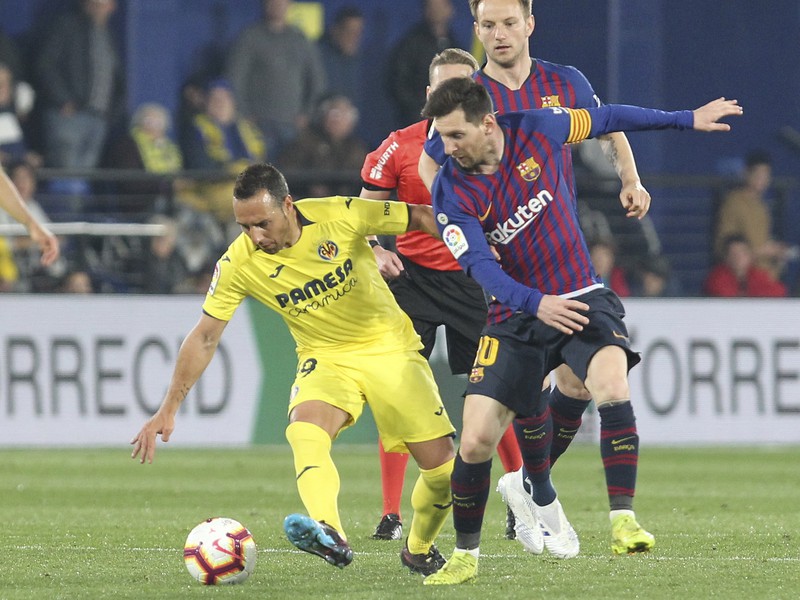 Lionel Messi a Santi Cazorla v súboji