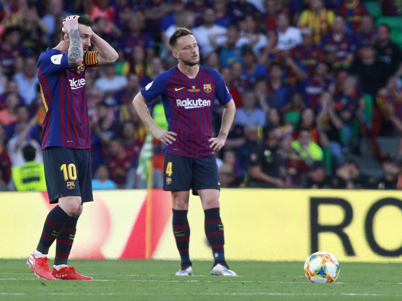 Frustrovaní Lionel Messi a Ivan Rakitič