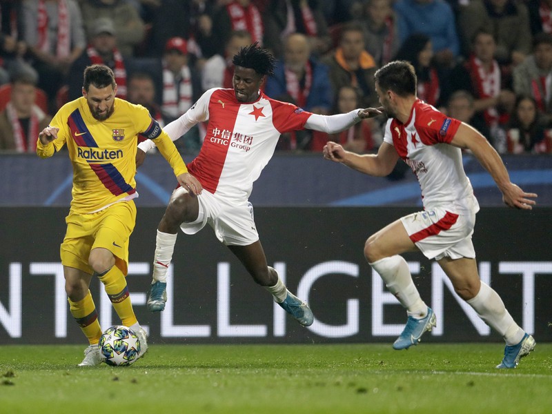Lionel Messi a Peter Olayinka