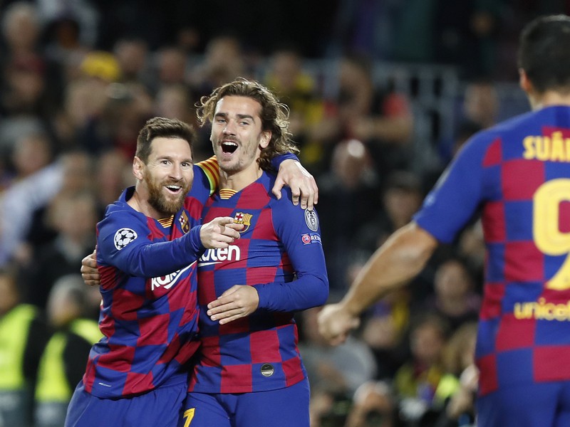 Lionel Messi (vľavo) z FC Barcelony s ateší z gólu s Antoinem Griezmannom (uprostred) a Luisom Suarezom