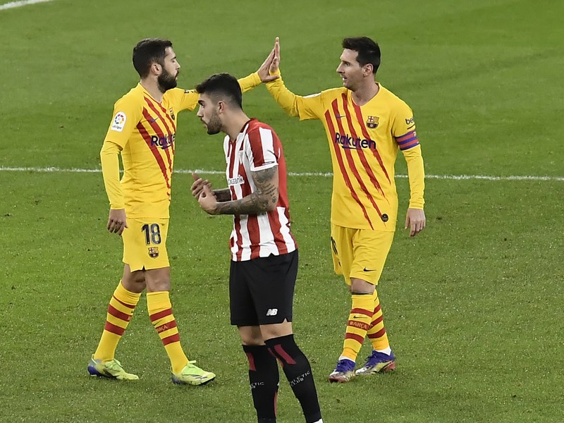 Hráči Barcelony oslavujú gól 