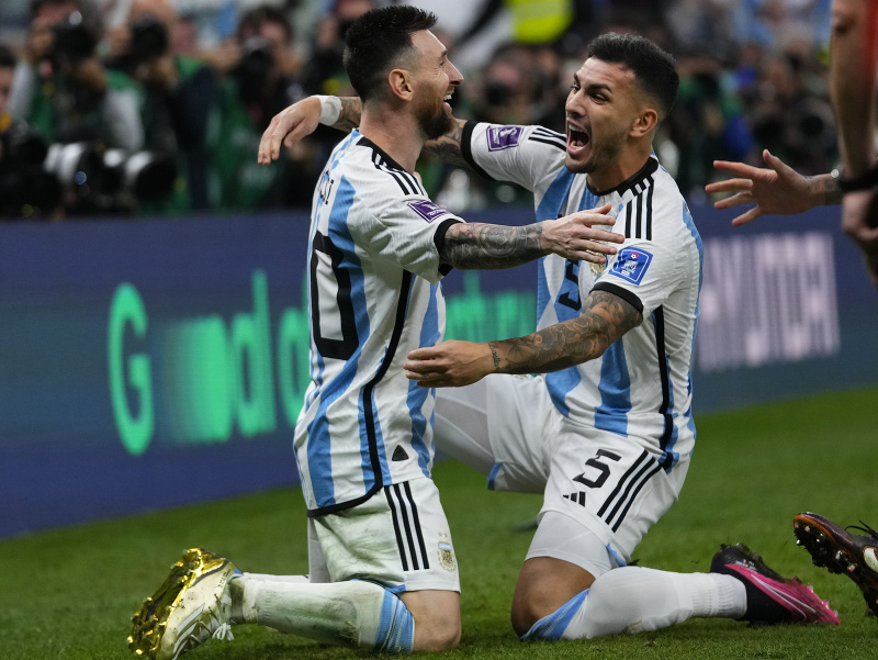 Lionel Messi a Leandro Paredes a ich obrovská radosť