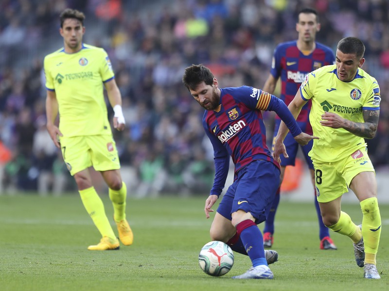 Lionel Messi a Mauro Arambarri