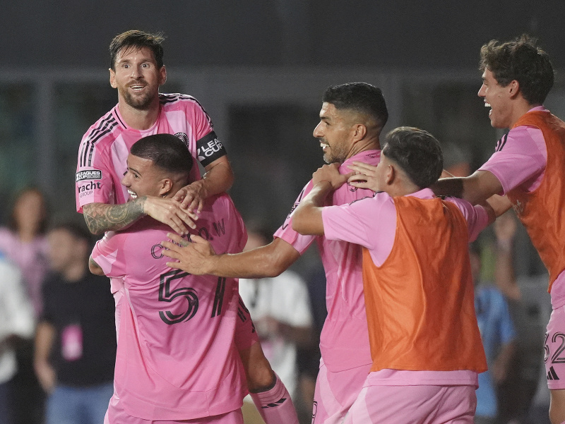 Lionel Messi (10) oslavuje so spoluhráčmi gól Interu Miami