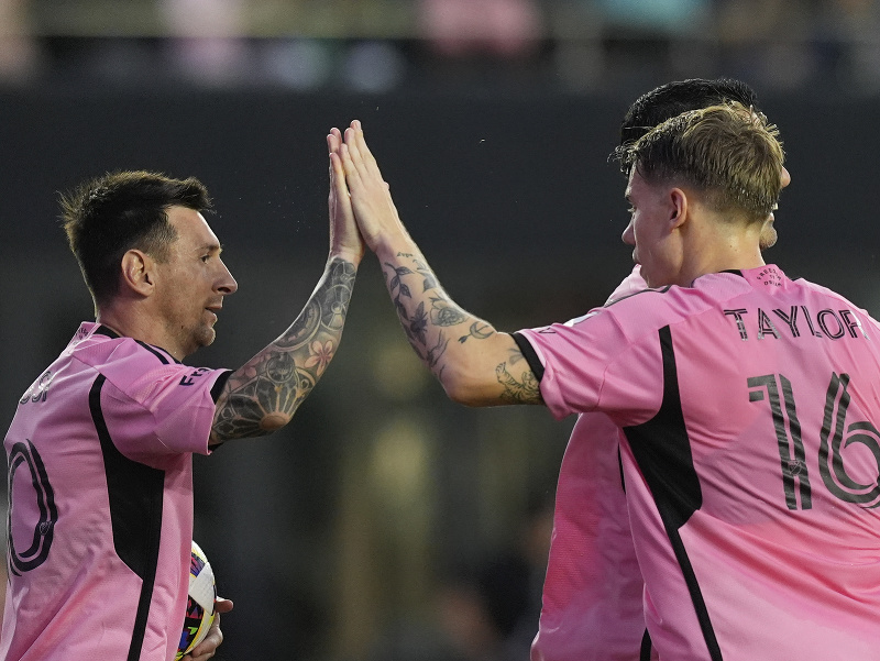 Lionel Messi (v ružovom) strelil ďalší gól